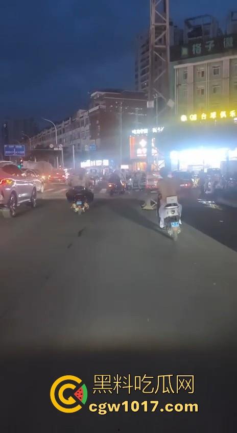 这难道又是主人的新任务吗?男子全身赤裸淡定开电瓶,横穿闹市区丝毫不慌,不是哥真这么猛啊!-1