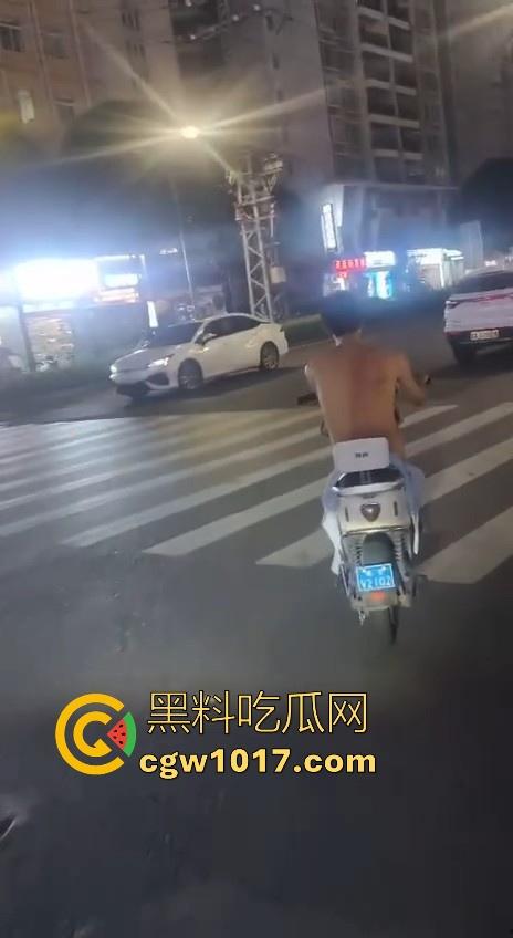 这难道又是主人的新任务吗?男子全身赤裸淡定开电瓶,横穿闹市区丝毫不慌,不是哥真这么猛啊!-2