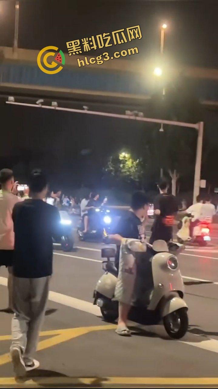 擒拿事件！便衣民警混入人群 捉拿 改装电动车精神小伙！直接无处遁形！-5