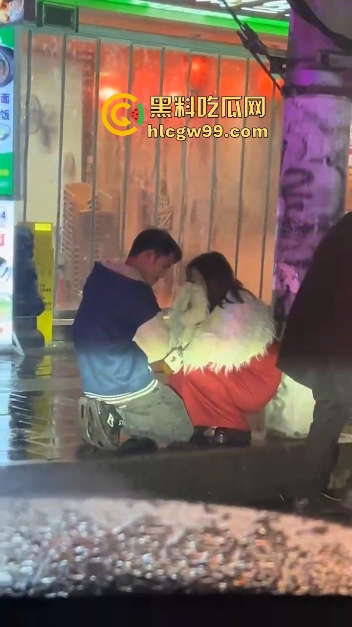 贵州六盘水沸羊羊跪地挽回爱情,荒唐又尴尬,川心小区的大雨见证了一场爱情已死,丢失的心再也回不来了!-1