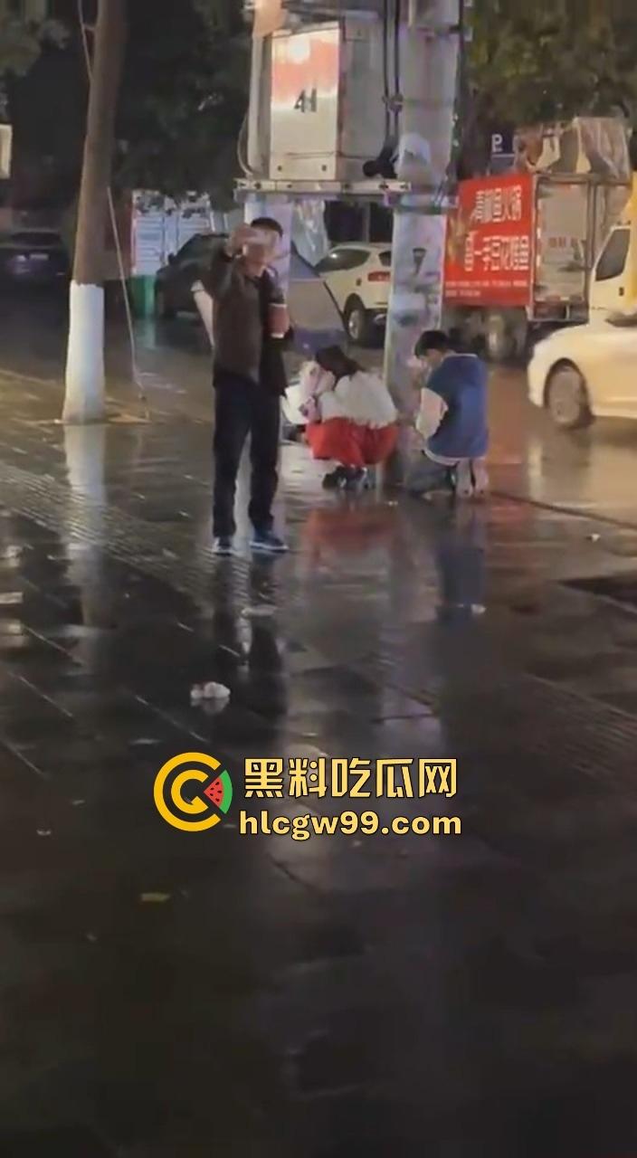 贵州六盘水沸羊羊跪地挽回爱情,荒唐又尴尬,川心小区的大雨见证了一场爱情已死,丢失的心再也回不来了!-2