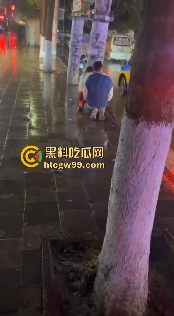 贵州六盘水沸羊羊跪地挽回爱情,荒唐又尴尬,川心小区的大雨见证了一场爱情已死,丢失的心再也回不来了!-4