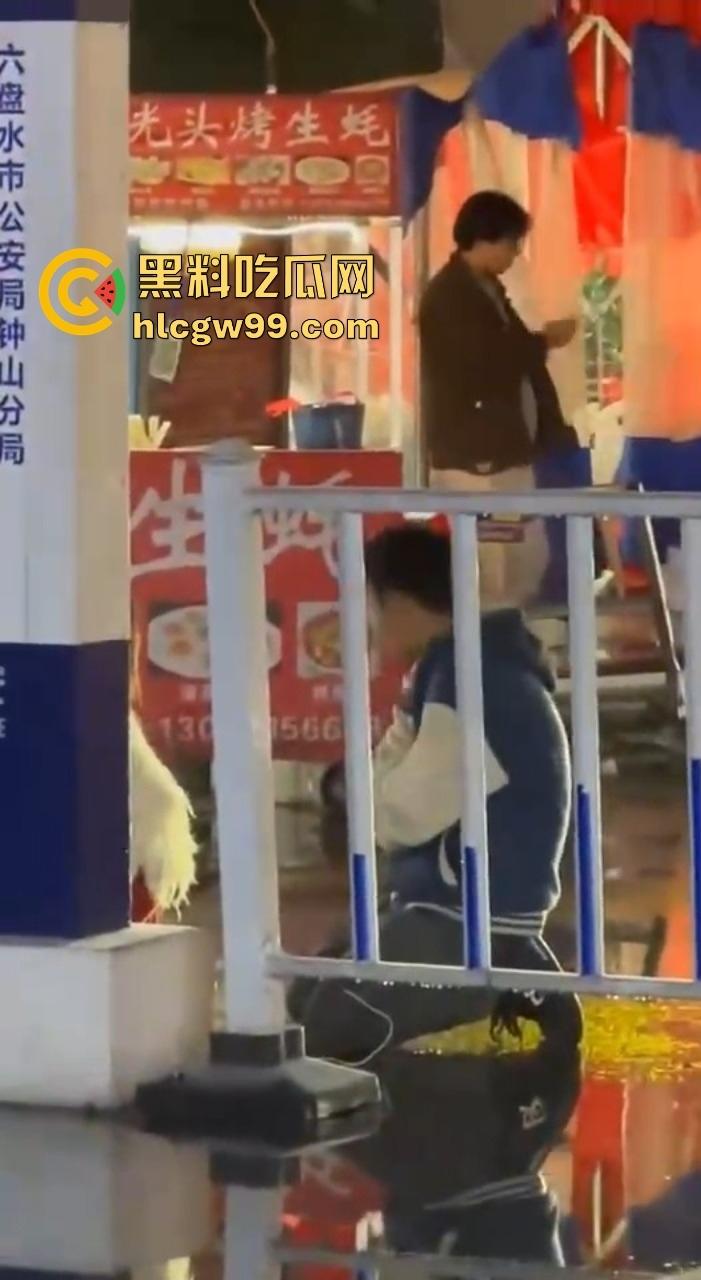 贵州六盘水沸羊羊跪地挽回爱情,荒唐又尴尬,川心小区的大雨见证了一场爱情已死,丢失的心再也回不来了!-5