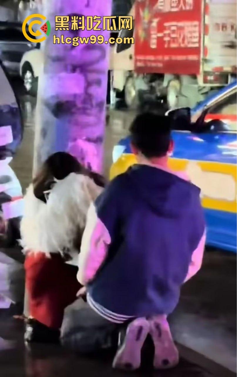 贵州六盘水沸羊羊跪地挽回爱情,荒唐又尴尬,川心小区的大雨见证了一场爱情已死,丢失的心再也回不来了!-8