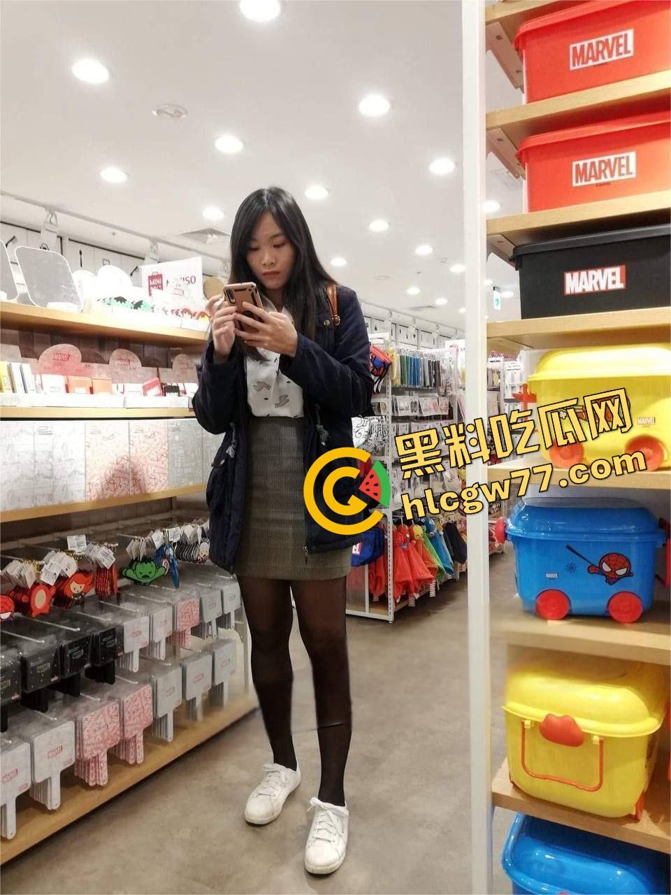 兄弟情玩到床上,河北龟男亲手把女友送上兄弟的屌,拍全程还特写口交角度,超市工服都没脱就开干!-3