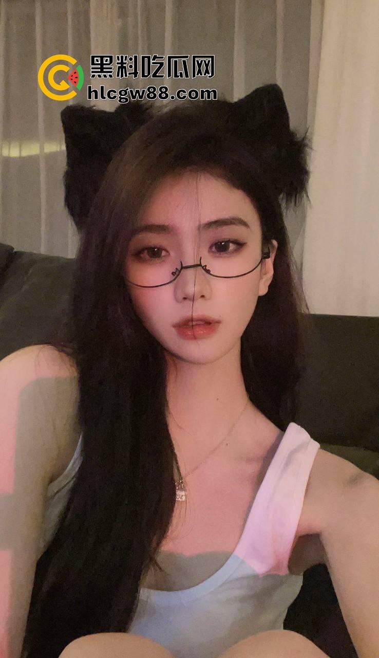 富婆夜生活太疯了,男模腹肌刚一掀开,富婆当场走不动道,直接伸手摸还舔得满脸陶醉!-1