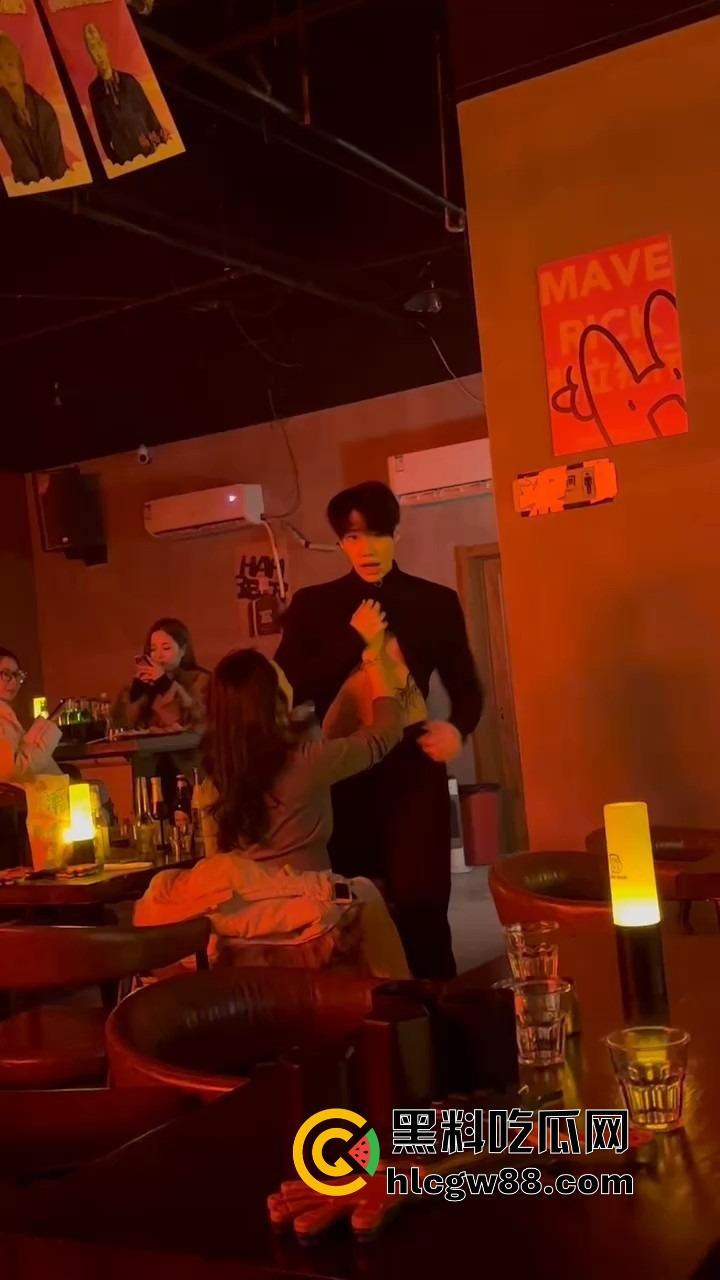 富婆夜生活太疯了,男模腹肌刚一掀开,富婆当场走不动道,直接伸手摸还舔得满脸陶醉!-5