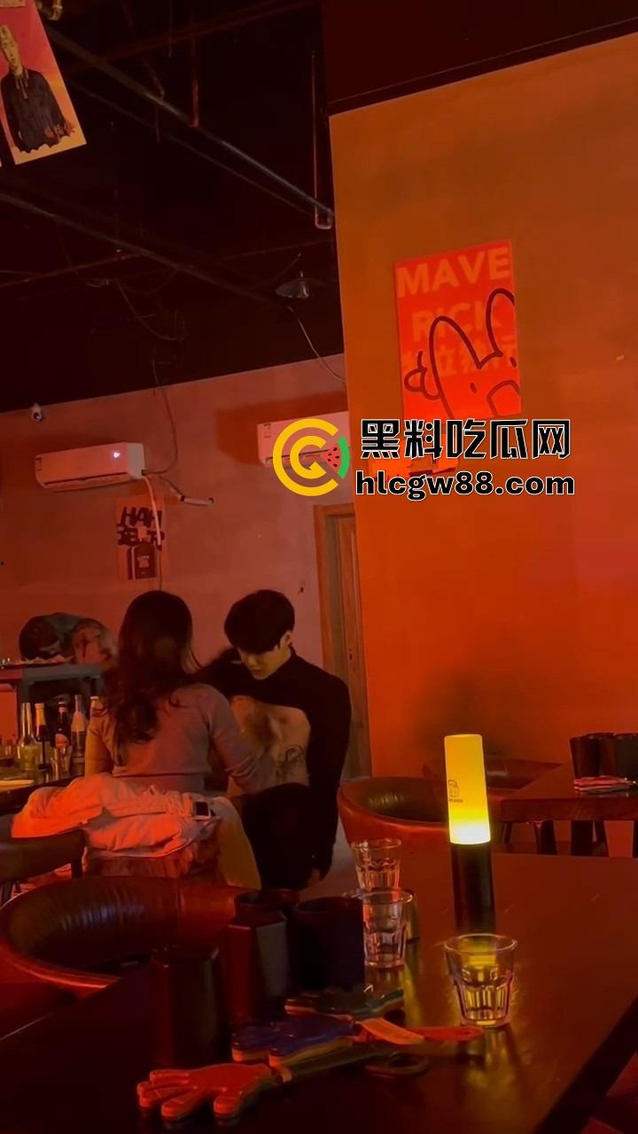 富婆夜生活太疯了,男模腹肌刚一掀开,富婆当场走不动道,直接伸手摸还舔得满脸陶醉!-8