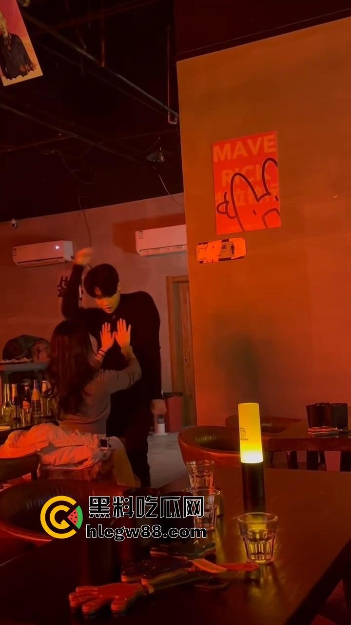 富婆夜生活太疯了,男模腹肌刚一掀开,富婆当场走不动道,直接伸手摸还舔得满脸陶醉!-9