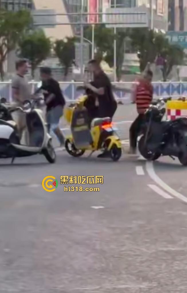 南宁街头两电动车直行左转引矛盾,黑衣男被打出血摇人反杀,刚刚还嚣张的对手直接秒趴!-3