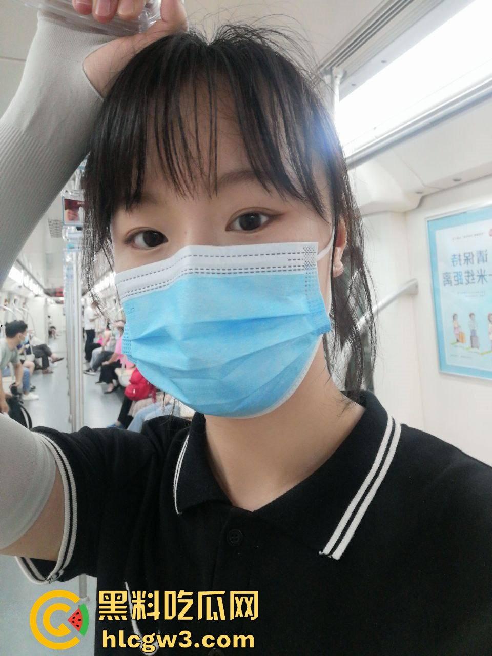 真实调教反差年轻人妻【郭一菲】吃鸡口技娴熟,肥臀上下打桩节奏骚翻天,床上却成浪叫小母狗!-1