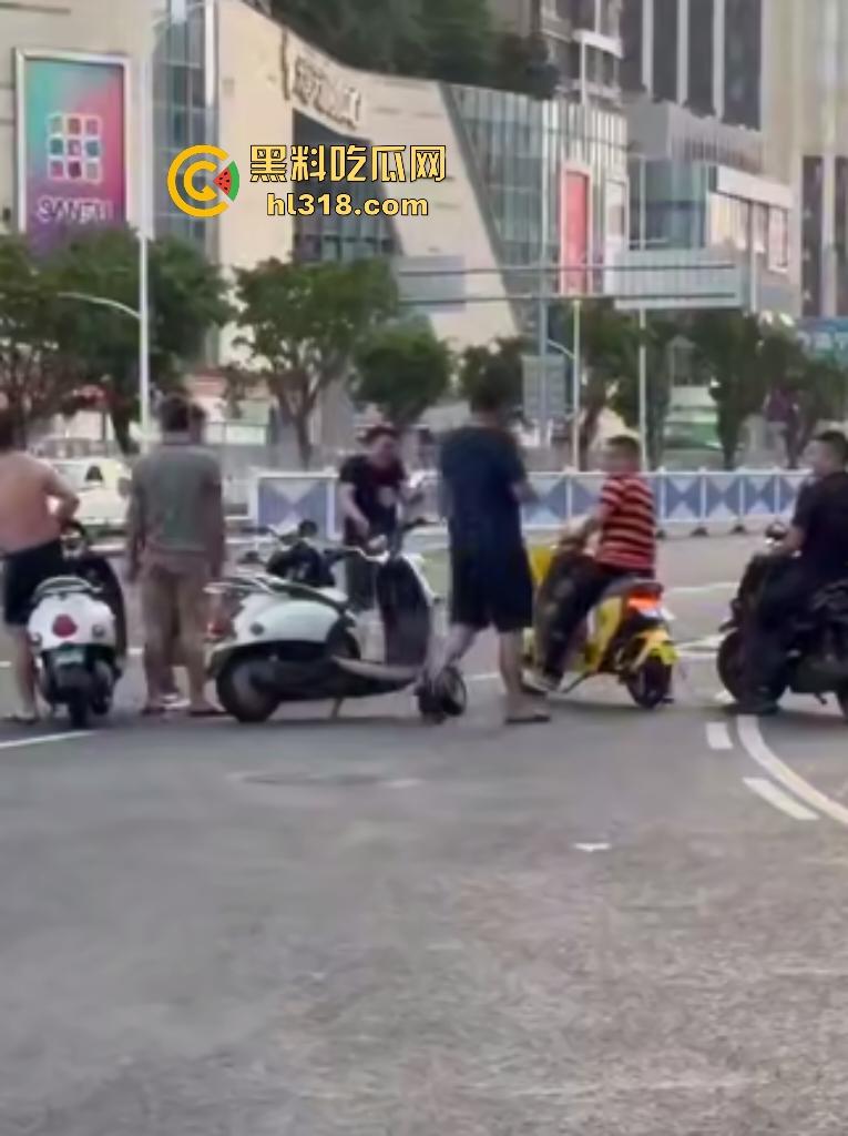 南宁街头两电动车直行左转引矛盾,黑衣男被打出血摇人反杀,刚刚还嚣张的对手直接秒趴!-5