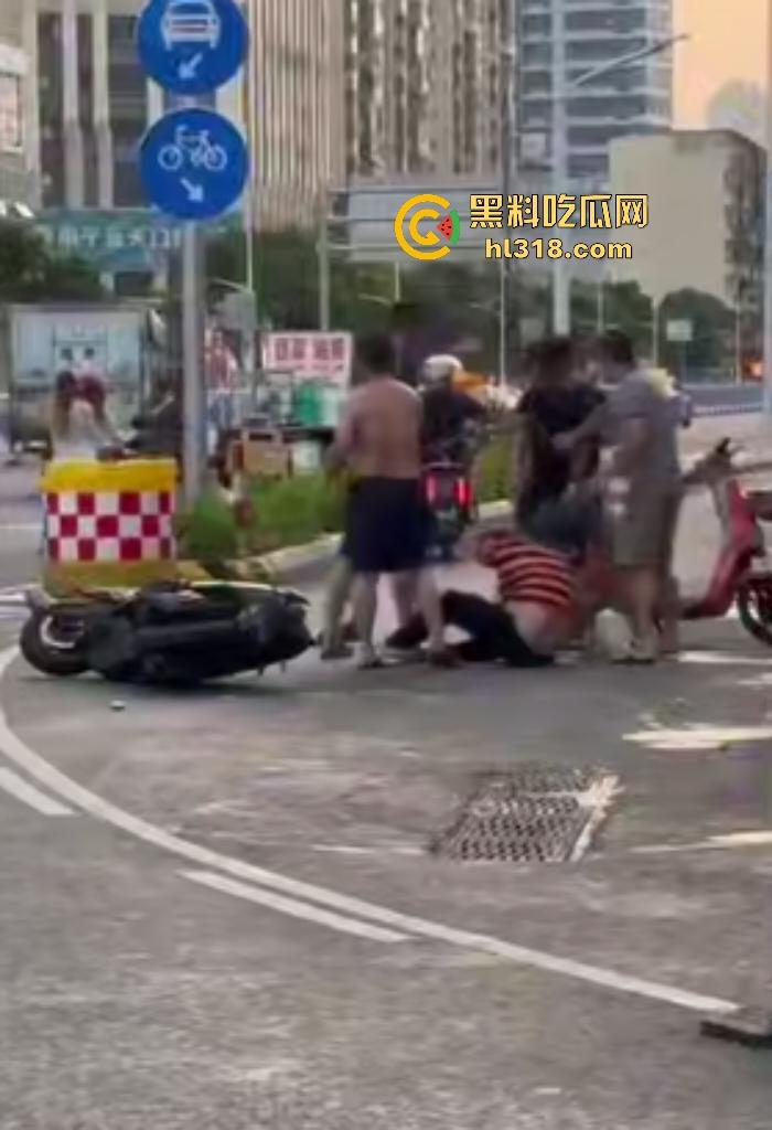 南宁街头两电动车直行左转引矛盾,黑衣男被打出血摇人反杀,刚刚还嚣张的对手直接秒趴!-7