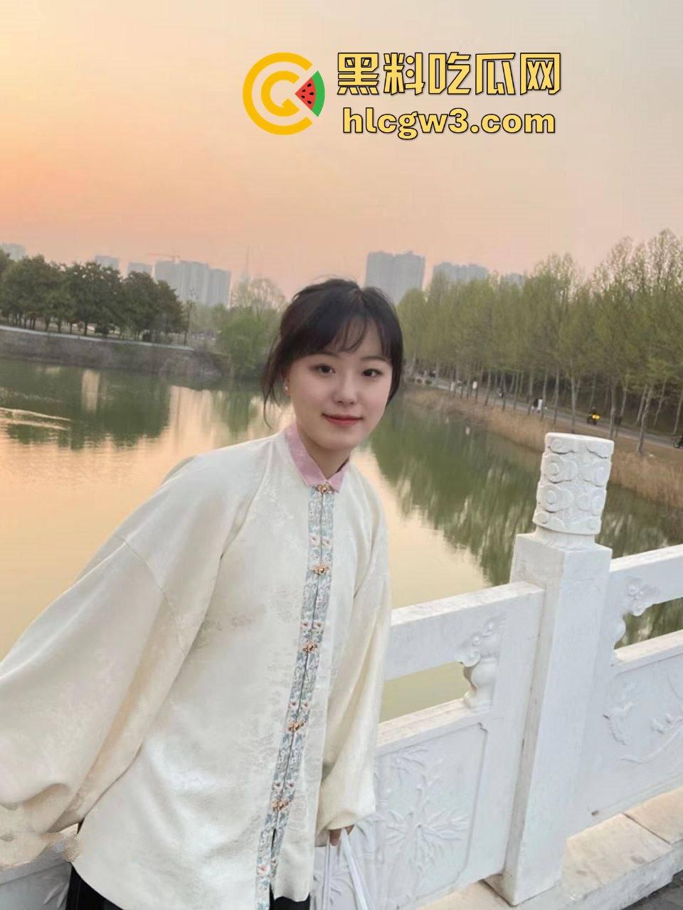 真实调教反差年轻人妻【郭一菲】吃鸡口技娴熟,肥臀上下打桩节奏骚翻天,床上却成浪叫小母狗!-4