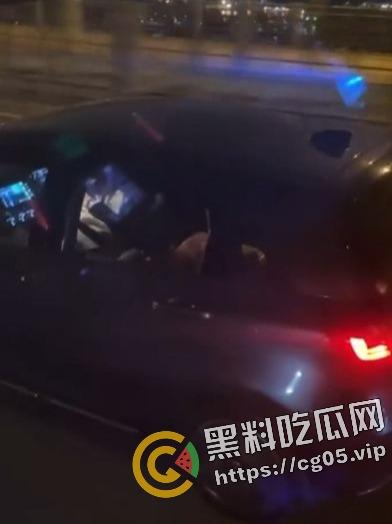 香港青马大桥汽车活春宫！男子驾驶途中女子垮位为其口交 无码视频疯传-5