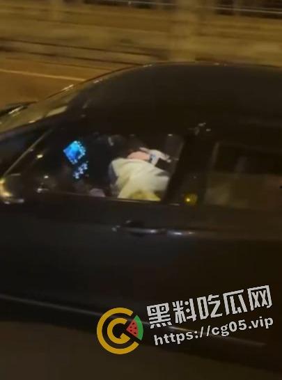 香港青马大桥汽车活春宫！男子驾驶途中女子垮位为其口交 无码视频疯传-6