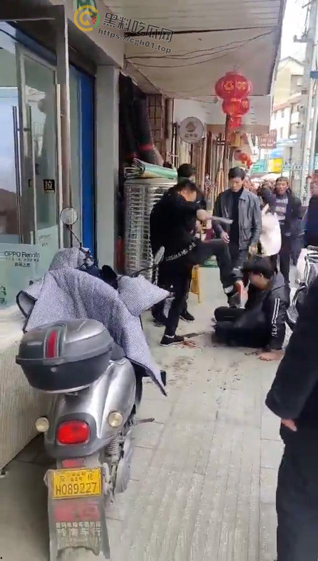 湖南益阳市安化县东风街家润福超市门口 男子因怀疑老婆与人有染持刀当街砍人 现场血腥画面流出-4