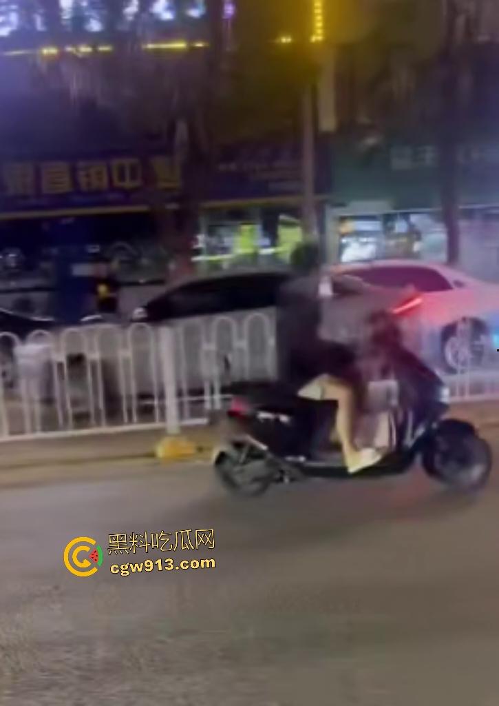 9月3日凌晨岳阳天伦国际，酒驾司机直接撞车逃逸，交警棍敲玻璃都没用，观众连忙说牛逼牛逼！-7