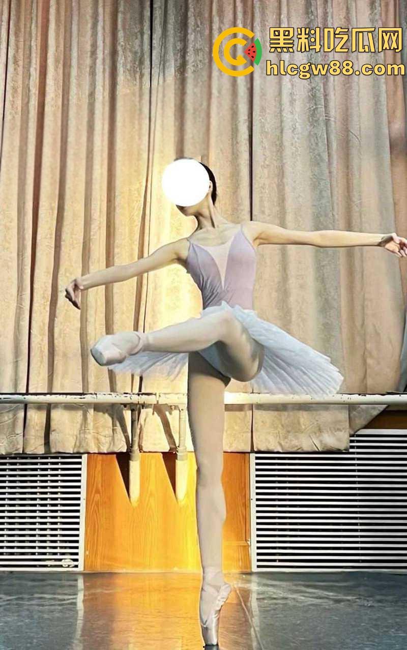 西安美院舞蹈系女神【范钿】竟是反差母狗，修长美腿穿舞蹈服性感爆表，私下被主人玩弄后入猛操！-2