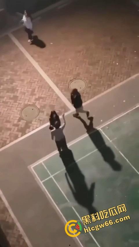 四川国际职业学院三舔狗为一个海后当街互殴,情敌互锤全员备胎,女主笑而不语继续约第4个!-4