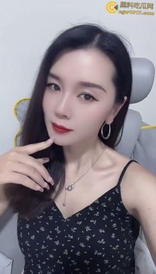 快手熟女少妇【恬恬】,私下约会金主视频流出,饥渴母狗开档丝袜疯狂骑乘,主动掰开粉穴任由抽插,叫声属实浪荡!-2