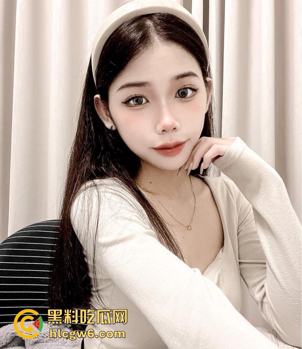 清纯反差母狗【程瑶遥】调教过程曝光！！把脚放在母狗的嘴巴里让其舔干净 满足她。-5