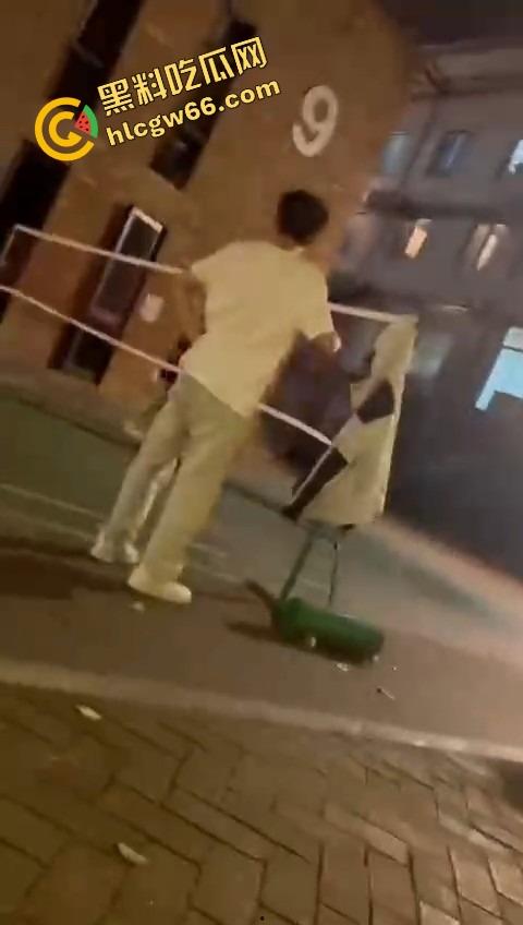 四川国际职业学院三舔狗为一个海后当街互殴,情敌互锤全员备胎,女主笑而不语继续约第4个!-13