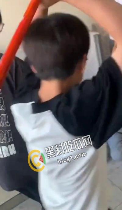 漳州市南靖县高新学校 中学生校园霸凌 厕所群殴 疯狂殴打落单小男孩!-1