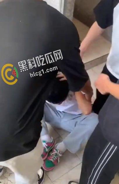漳州市南靖县高新学校 中学生校园霸凌 厕所群殴 疯狂殴打落单小男孩!-4