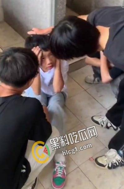漳州市南靖县高新学校 中学生校园霸凌 厕所群殴 疯狂殴打落单小男孩!-5