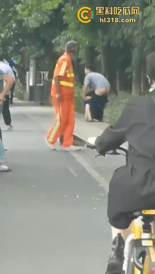 激情情侣马路边操逼！要不是有路人经过劝解还继续干，当路人都是你们两paly的一环呗！-7