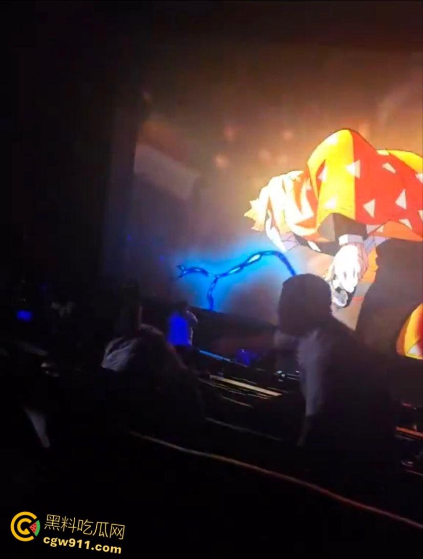 美国太阳谷AMC影院斗殴,一男子观影时当众小便,溅到邻座引起愤怒,遭观众围殴打得鼻青脸肿!-2