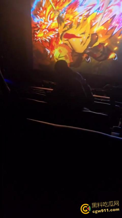 美国太阳谷AMC影院斗殴,一男子观影时当众小便,溅到邻座引起愤怒,遭观众围殴打得鼻青脸肿!-4