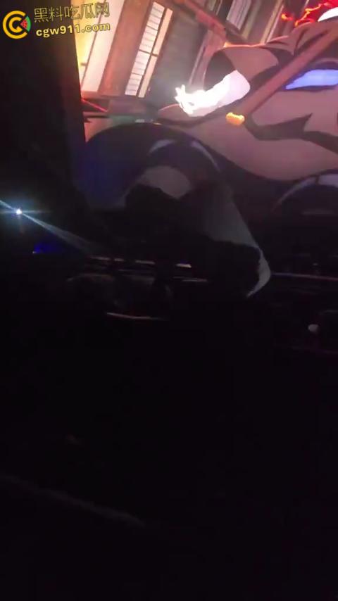 美国太阳谷AMC影院斗殴,一男子观影时当众小便,溅到邻座引起愤怒,遭观众围殴打得鼻青脸肿!-5