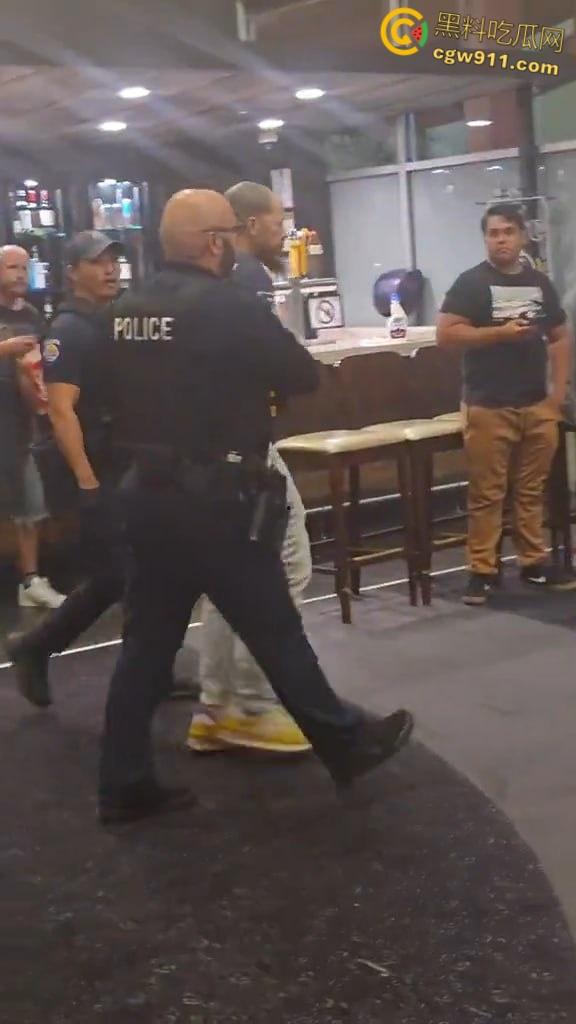 美国太阳谷AMC影院斗殴,一男子观影时当众小便,溅到邻座引起愤怒,遭观众围殴打得鼻青脸肿!-7