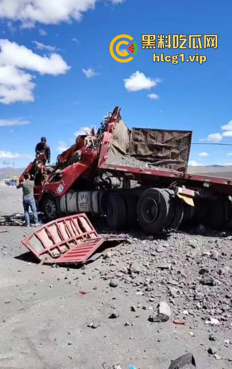 让人揪心!宁夏到西藏安多山高速公路发生惨烈事故 挂车相撞现场一片狼藉-1