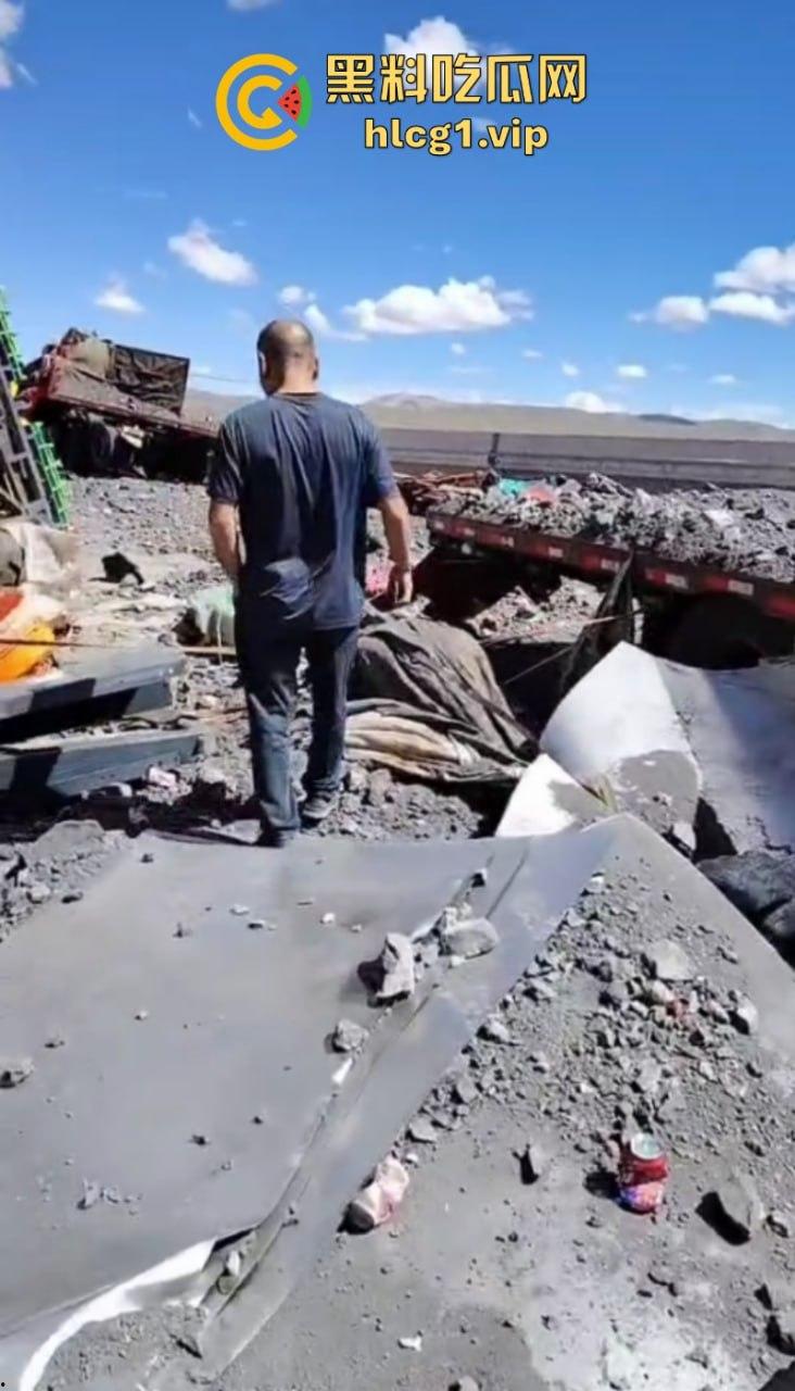 让人揪心!宁夏到西藏安多山高速公路发生惨烈事故 挂车相撞现场一片狼藉-3