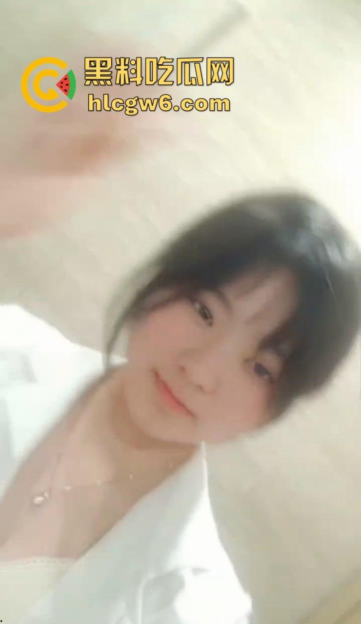 贵州财经商务英语大一【常雪】私密视频意外流出 渣男操到逼肿还曝光视频,这种狗男人活该被骂!-3