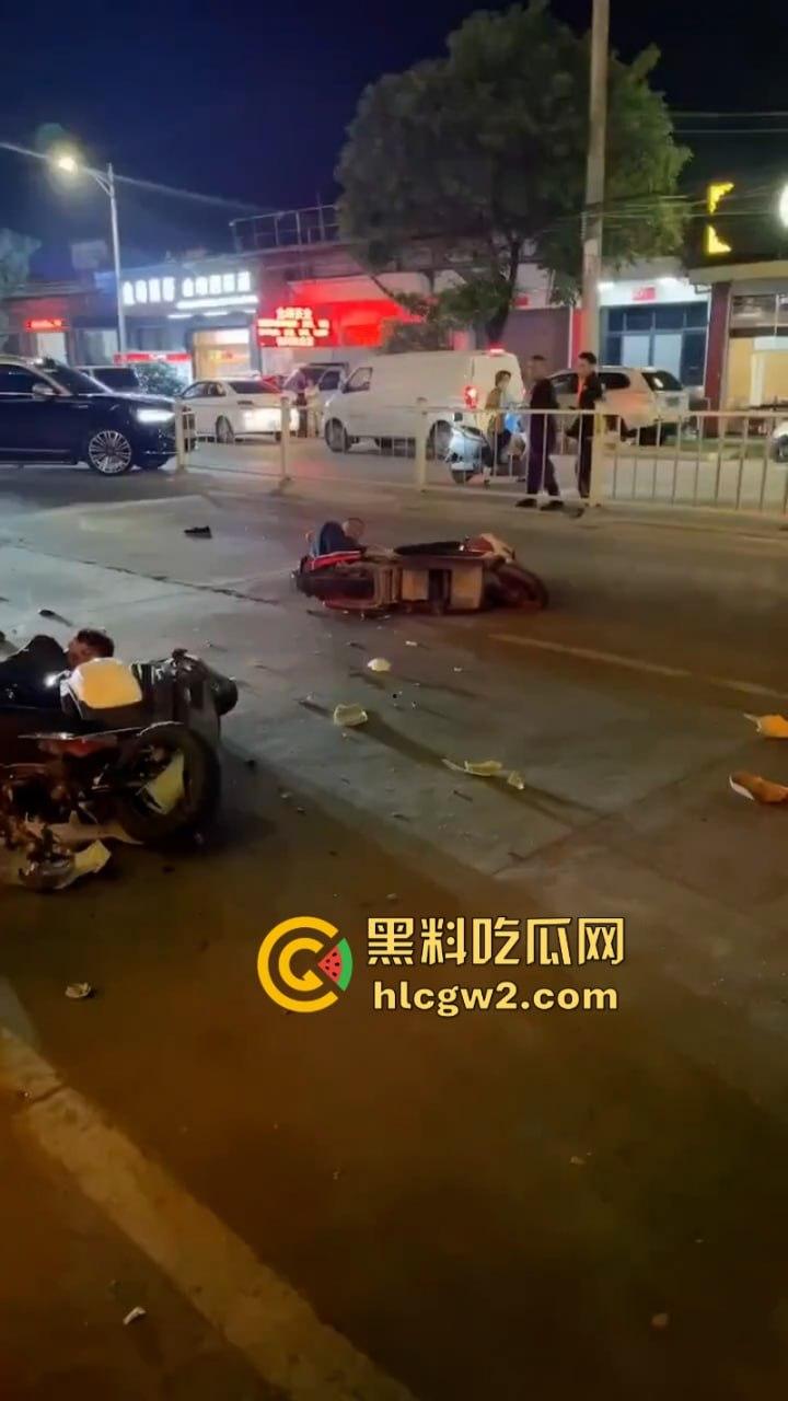 “晕倒前先把微信记录清一下!”潮汕东彩路精神小伙酒后驾摩托车狂飙酿车祸 不顾断腿先拿手机 这是有啥秘密啊?-2