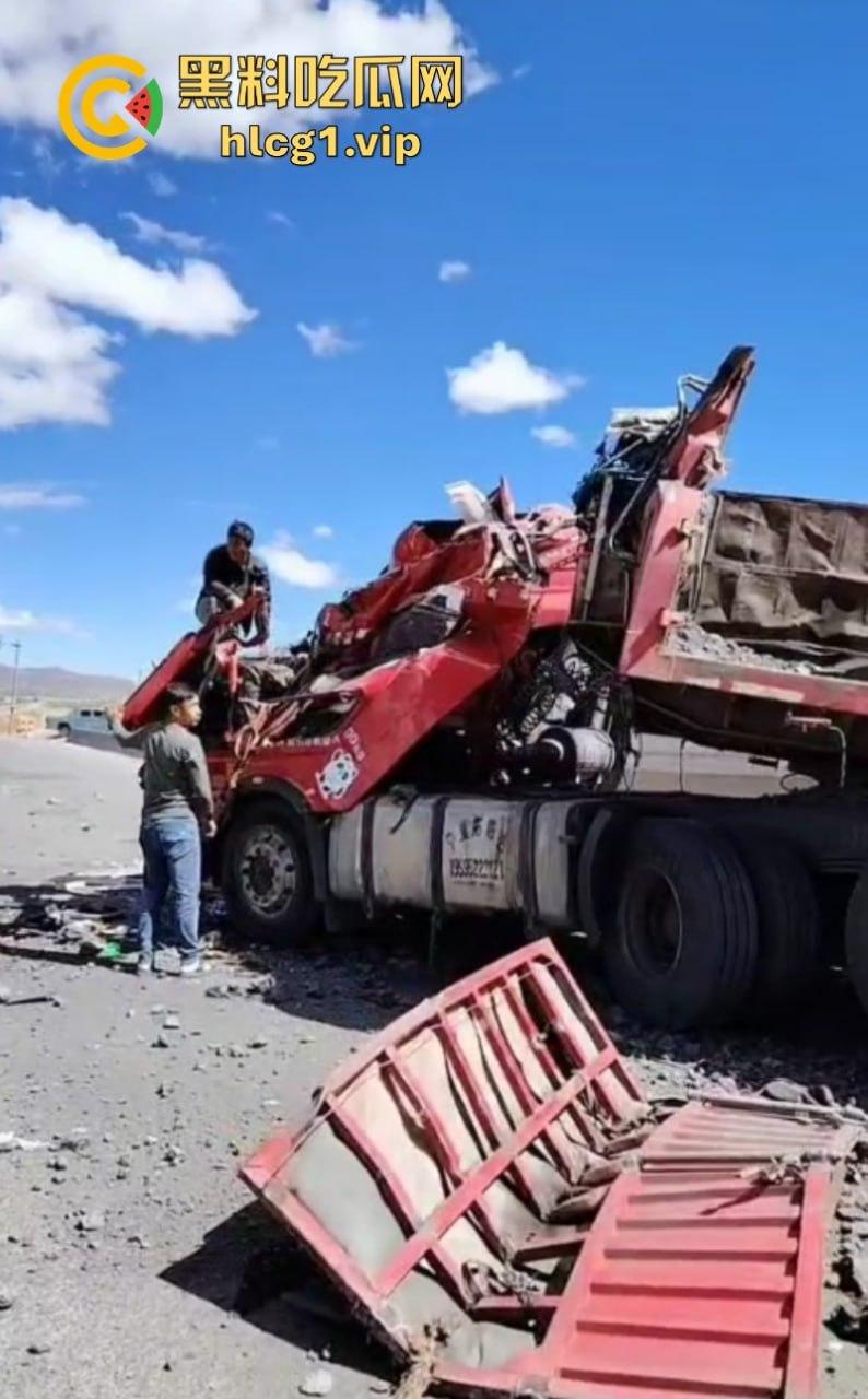 让人揪心!宁夏到西藏安多山高速公路发生惨烈事故 挂车相撞现场一片狼藉-8