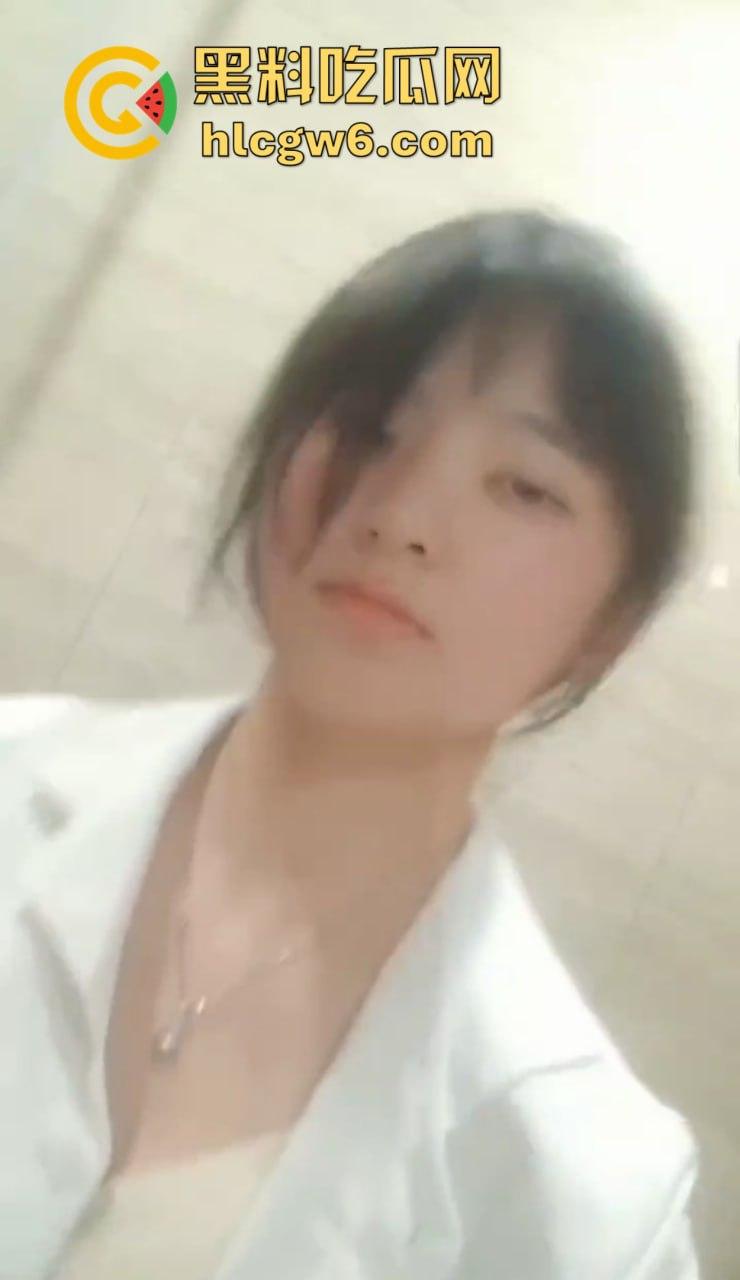 贵州财经商务英语大一【常雪】私密视频意外流出 渣男操到逼肿还曝光视频,这种狗男人活该被骂!-9