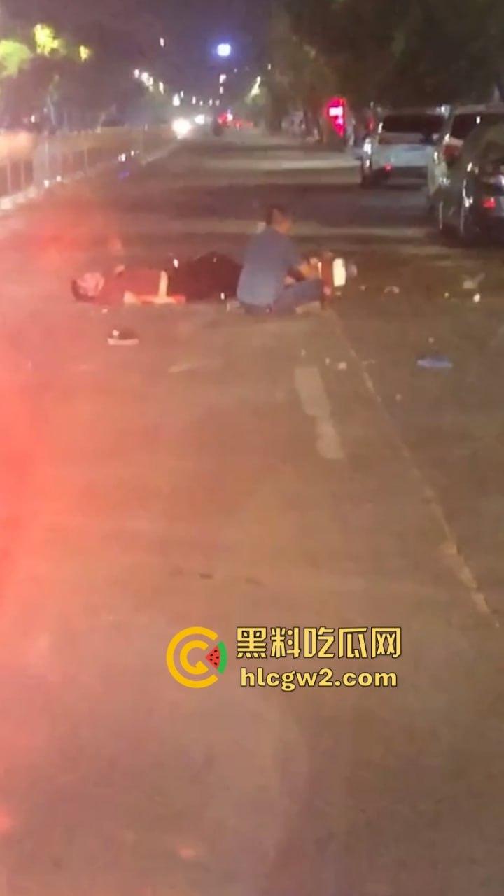 “晕倒前先把微信记录清一下!”潮汕东彩路精神小伙酒后驾摩托车狂飙酿车祸 不顾断腿先拿手机 这是有啥秘密啊?-5