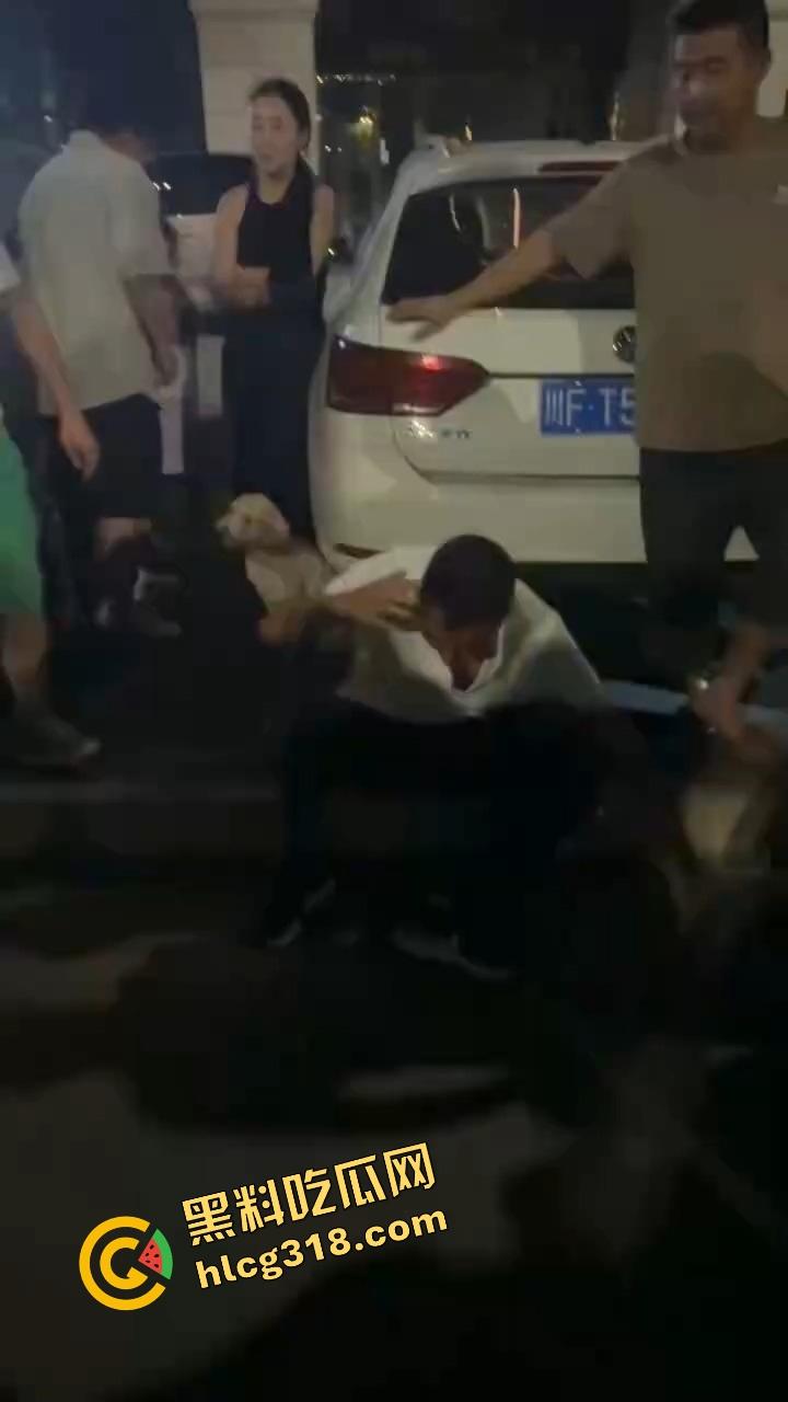 彭山老毕登抖音撩小妹妹,酒店门口被亲爹堵住一顿胖揍,老色胚当场趴窝,路人全程围观叫好!-3