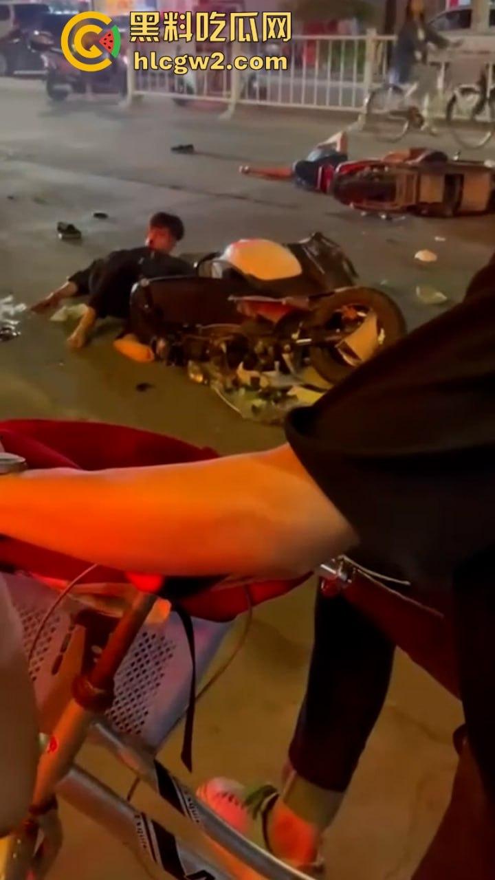 “晕倒前先把微信记录清一下!”潮汕东彩路精神小伙酒后驾摩托车狂飙酿车祸 不顾断腿先拿手机 这是有啥秘密啊?-7