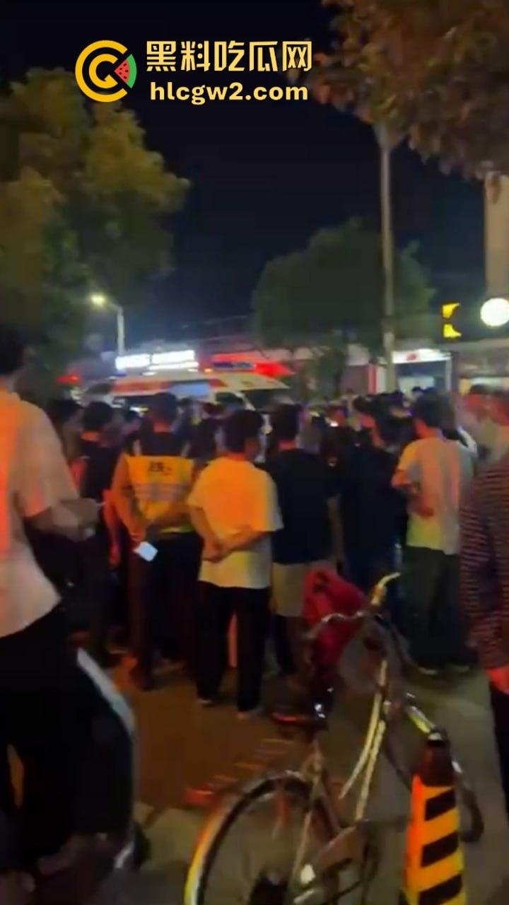 “晕倒前先把微信记录清一下!”潮汕东彩路精神小伙酒后驾摩托车狂飙酿车祸 不顾断腿先拿手机 这是有啥秘密啊?-9