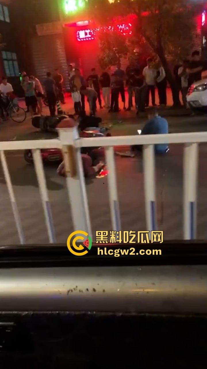 “晕倒前先把微信记录清一下!”潮汕东彩路精神小伙酒后驾摩托车狂飙酿车祸 不顾断腿先拿手机 这是有啥秘密啊?-11