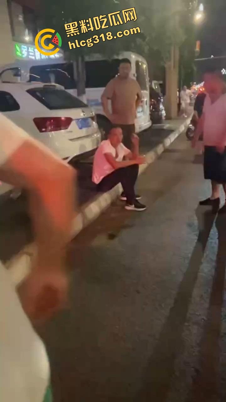 彭山老毕登抖音撩小妹妹,酒店门口被亲爹堵住一顿胖揍,老色胚当场趴窝,路人全程围观叫好!-10