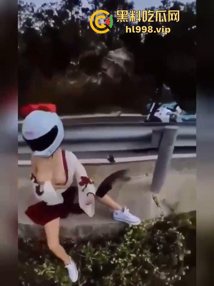 女骑手摔倒险坠山崖，居然还摆拍摸奶子！流量至上，简直让人无语！-5
