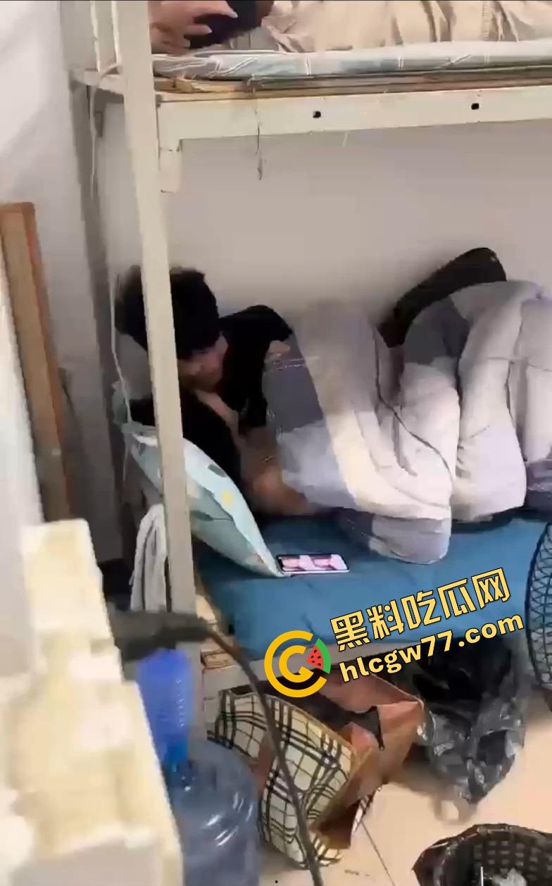 广西老表真会玩,带女友宿舍开车,下铺抱操缠成一团,上铺兄弟瑟瑟发抖快抑郁了!-1