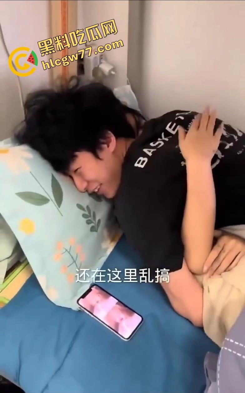 广西老表真会玩,带女友宿舍开车,下铺抱操缠成一团,上铺兄弟瑟瑟发抖快抑郁了!-3